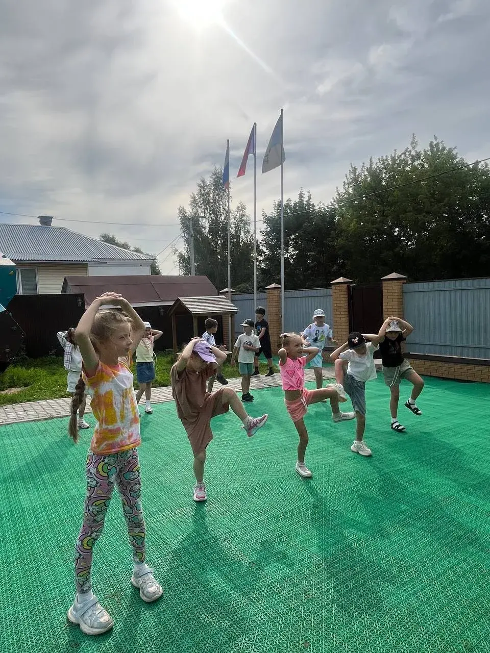Дети занимаются на улице