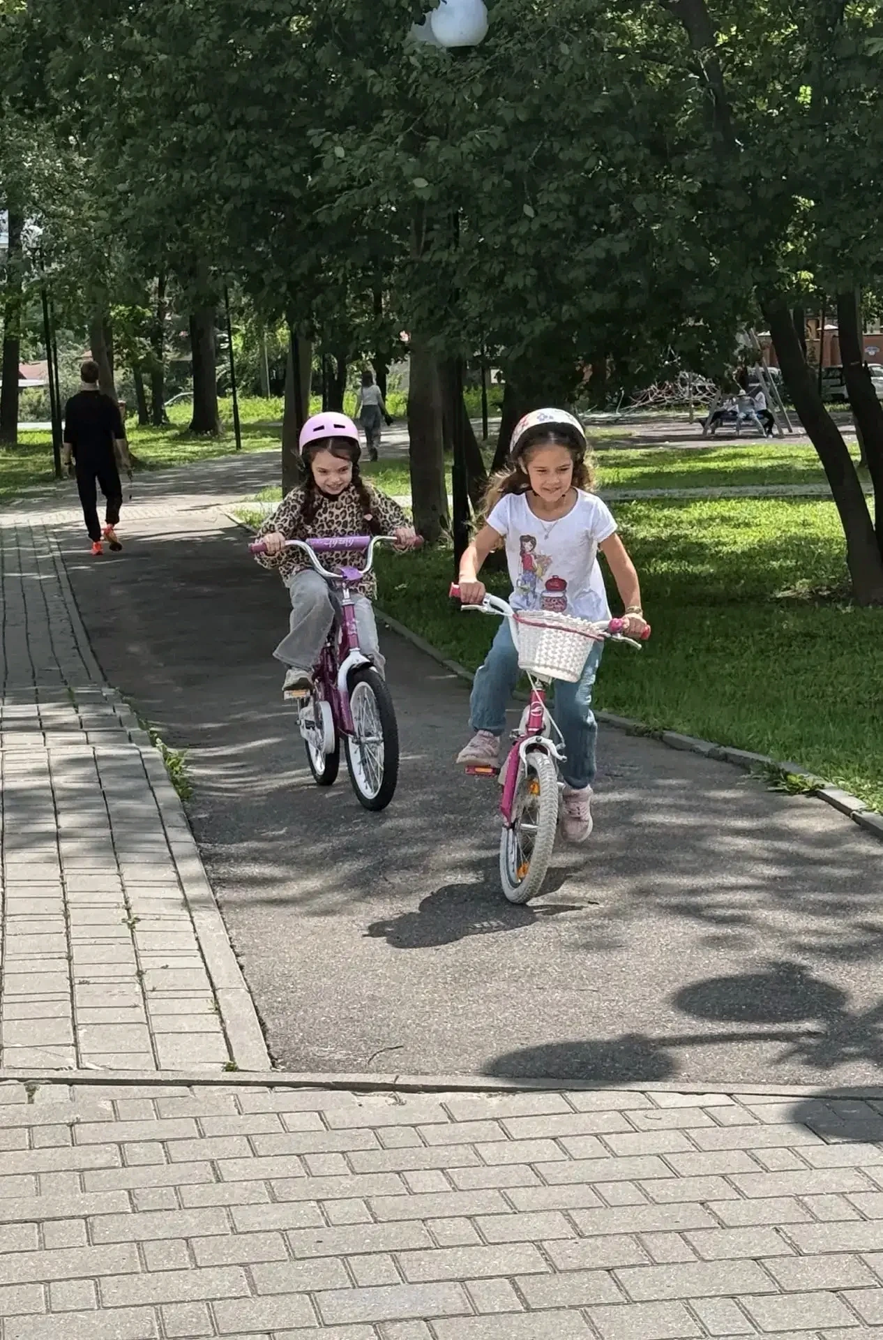 Дети катаются на велосипедах в Городе детства